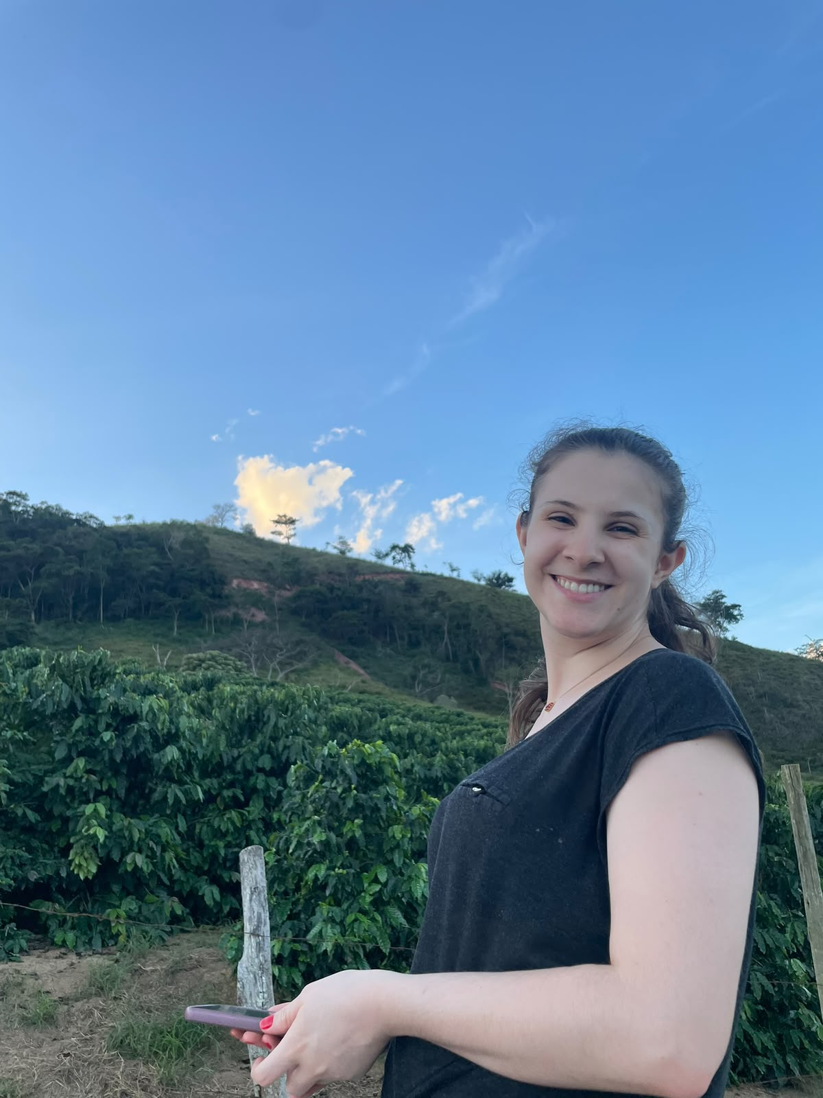 Lilian sorrindo na natureza